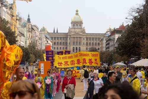Image for article Praha, Republik Ceko: Pawai Praktisi Falun Gong Mengesankan Penduduk Lokal dan Turis
