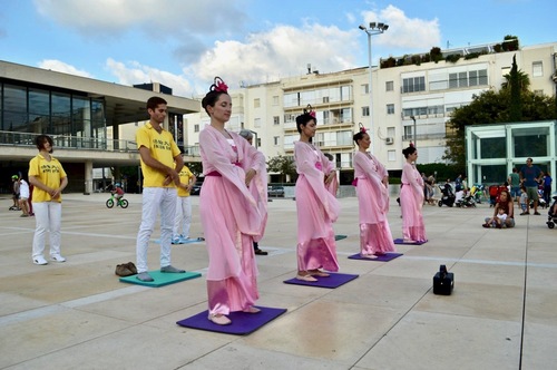 Image for article Israel: Memperagakan Latihan Falun Dafa di Tel Aviv