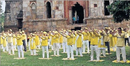 Image for article India: Surat Kabar Melaporkan Orang-orang Muda Mempelajari Falun Dafa