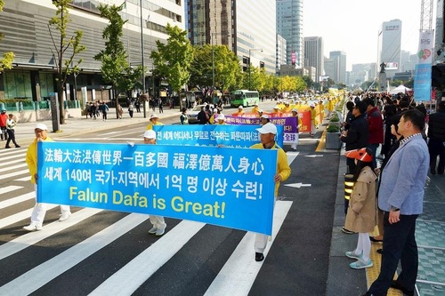Image for article Korea Selatan: 2.000 Orang Mengikuti Pawai untuk Falun Gong