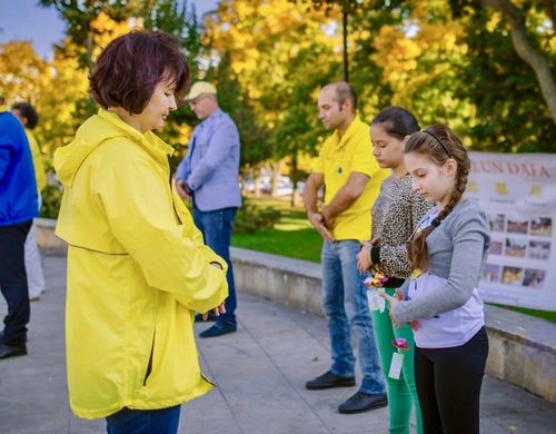 Image for article Hari Chisinau di Moldova: Memperkenalkan Falun Gong dan Meningkatkan Kesadaran akan Penganiayaan di Tiongkok