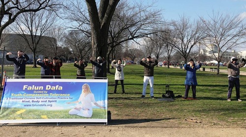 Image for article Washington D.C.: Para Turis Mempelajari Latihan Meditasi di National Mall