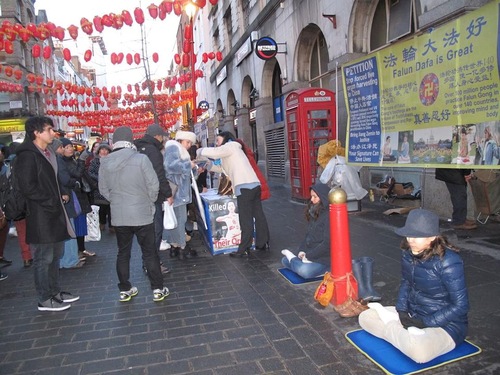 Image for article Pengunjung Menerima Berkat Tahun Baru dari Praktisi Falun Gong di Pecinan London