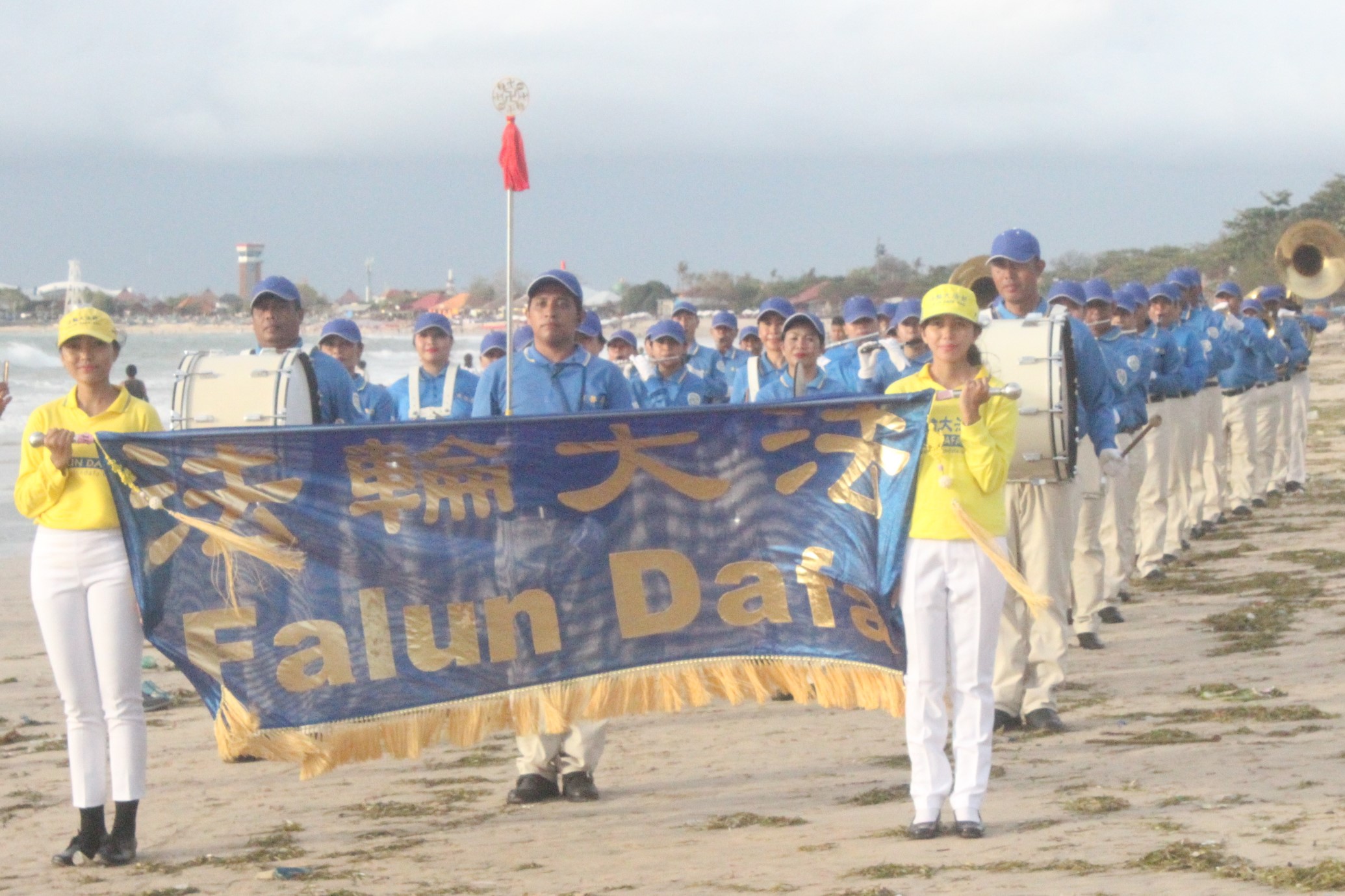 Image for article Bali: Tian Guo Marching Band Menyapa Pengunjung Pantai Jimbaran Bali pada Tahun Baru Imlek