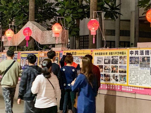 Image for article Kaohsiung, Taiwan: Turis Tiongkok Mempelajari tentang Falun Gong di Pasar Malam 