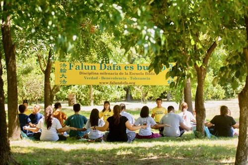 Image for article Argentina: Pemuda Kristen Terhubung dengan Falun Dafa di Acara Antar Agama