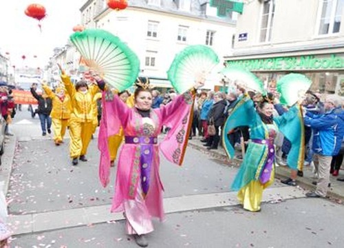 Image for article Normandia, Prancis: Falun Gong Menambah Keceriaan pada Pawai Tahun Baru Imlek
