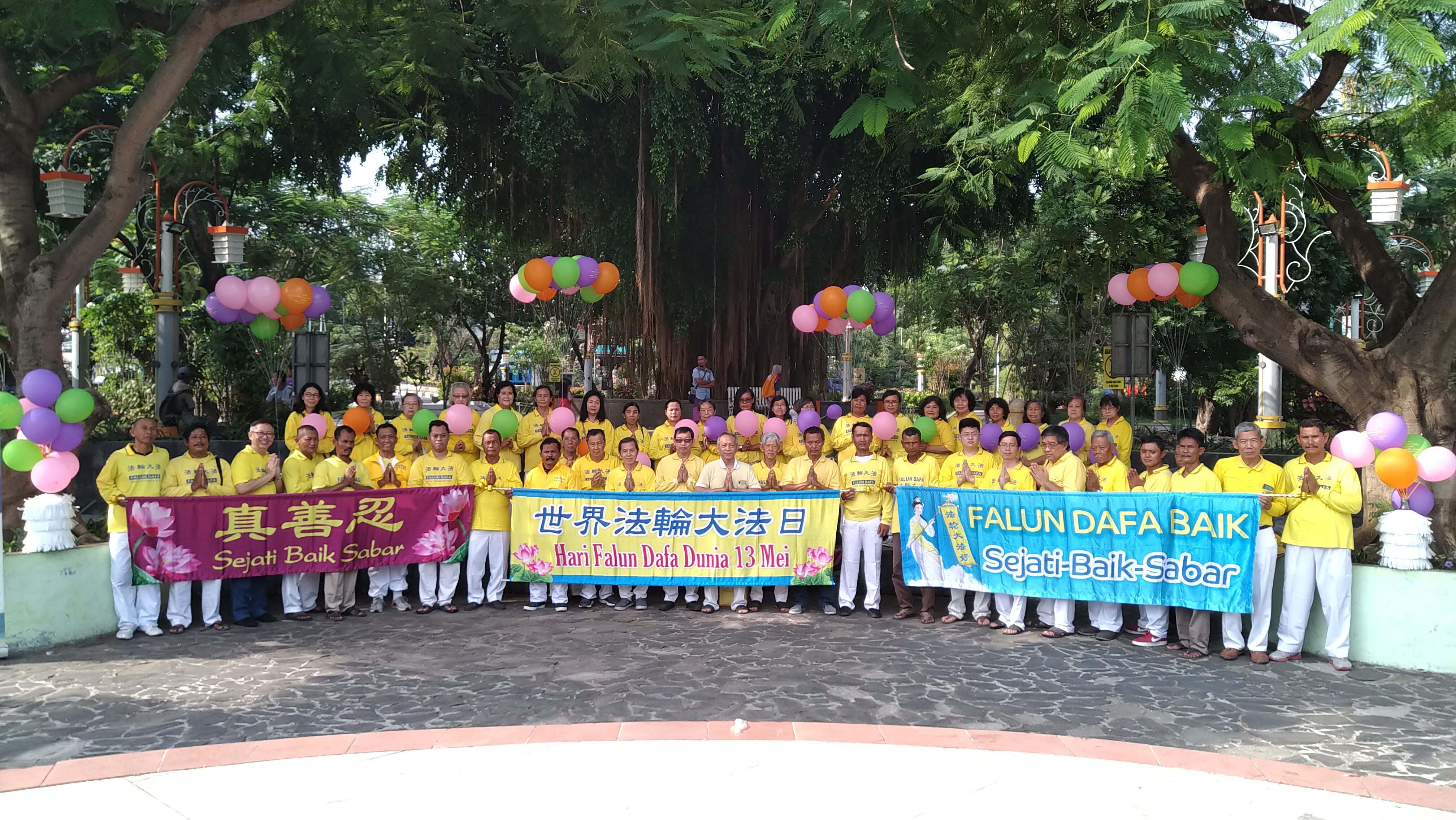 Image for article Hari Falun Dafa Sedunia di Jawa Timur