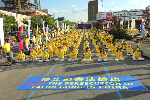 Image for article New York: Memprotes Penganiayaan Falun Gong Di Depan Konsulat Tiongkok