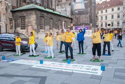 Image for article Protes dan Nyala Lilin di Austria, Italia, Finlandia, Rusia dan Rumania Memperingati Permohonan 25 April