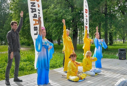 Image for article Rusia: Memperkenalkan Falun Gong di Acara Kaum Muda dan Pameran Seni