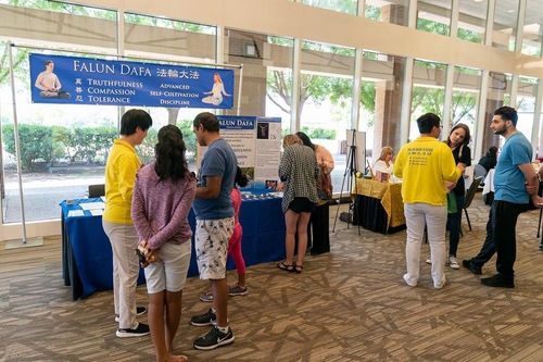 Image for article Dallas, Texas: Memperkenalkan Falun Dafa di Festival Kehidupan dan Kebugaran Holistik