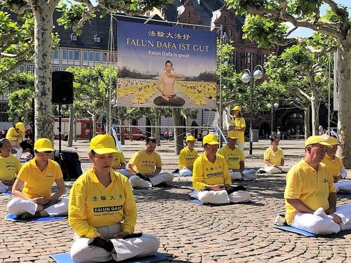 Image for article Jerman: Pawai dan Kegiatan Lainnya di Frankfurt untuk Meningkatkan Kesadaran tentang Falun Dafa