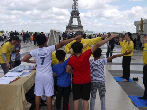 Image for article Paris: Publik Mendukung Upaya Damai Falun Gong Mengakhiri Penganiayaan