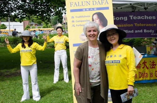 Image for article Memperkenalkan Falun Gong di Festival Peony di Oshawa, Kanada