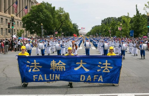 Image for article Praktisi Falun Gong Berpartisipasi dalam Pawai Hari Kemerdekaan Nasional