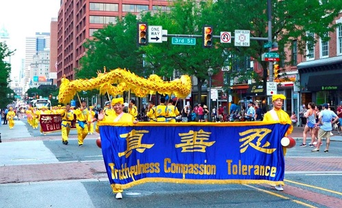 Image for article Pennsylvania: Falun Dafa 19 Tahun Berurut-turut di Parade Hari Kemerdekaan Philadelphia 