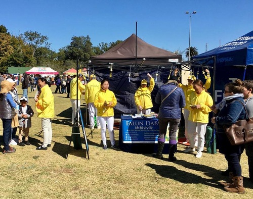 Image for article Australia: Memperlihatkan Keindahan Falun Dafa di Festival Multikultural Toowoomba di Queensland