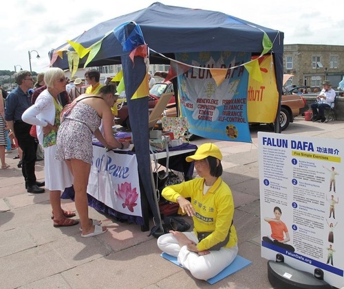 Image for article Inggris: Memperkenalkan Falun Dafa di Kegiatan Komunitas di Cornwall