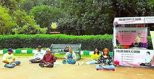Image for article India: Memperkenalkan Falun Gong di Pertunjukan Bunga Hari Kemerdekaan Bangalore