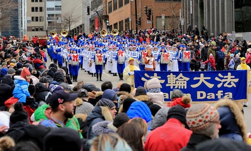 Image for article Kanada: Tian Guo Marching Band Mendapat tepuk tangan hangat selama Parade Natal Montreal