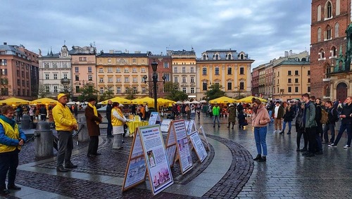 Image for article Polandia : Warga Lokal dan Turis Mengambil Tindakan untuk Mendukung Falun Gong