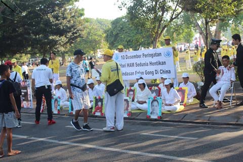 Image for article Bali: Seruan “Hentikan 20 Tahun Penindasan Falun Gong di Tiongkok” saat Peringatan 71 Tahun Hari HAM Sedunia