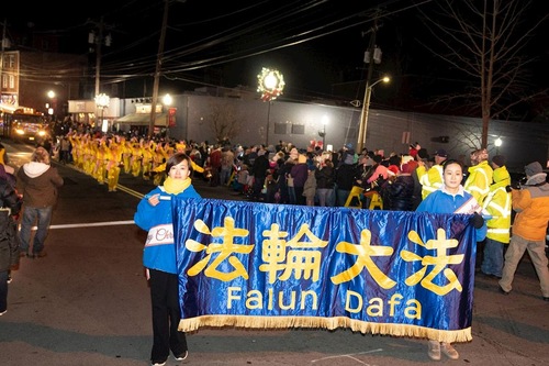 Image for article Middletown, NY: Grup Budaya Falun Dafa Membawa Kegembiraan di Pawai Natal