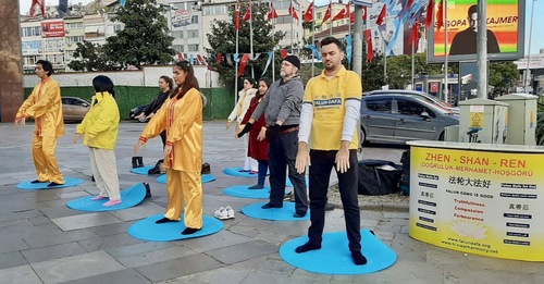 Image for article Turki: Praktisi di Istanbul Meningkatkan Kesadaran akan Penganiayaan Selama Pekan Hak Asasi Manusia