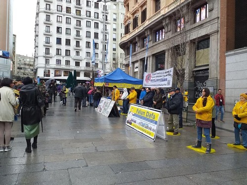 Image for article Para Praktisi Falun Gong Mengumpulan Tanda-Tangan di Madrid