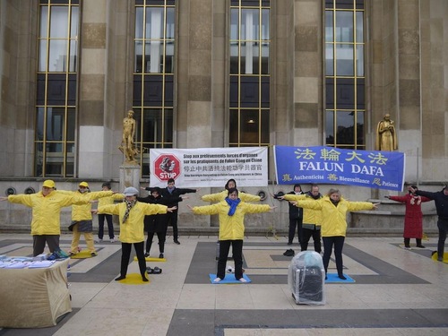 Image for article Wisatawan Mempelajari Tentang Falun Gong di Paris