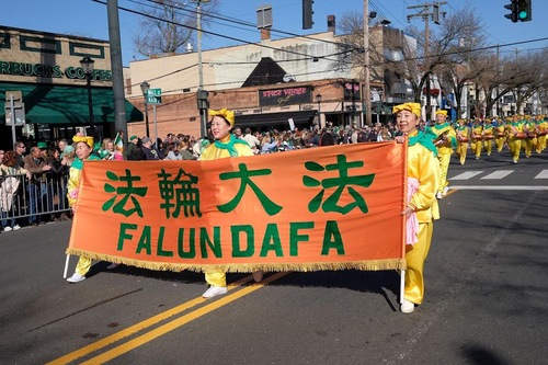 Image for article Barisan Genderang Pinggang Praktisi Falun Dafa Mendapat Apresiasi di Pawai Hari St. Patrick