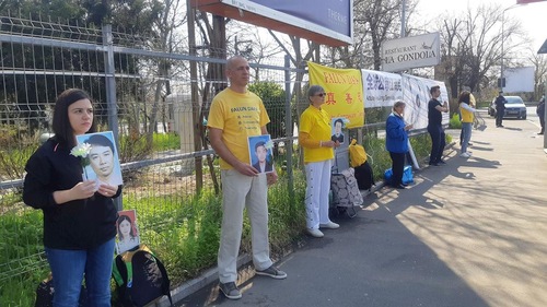 Image for article Rumania: Praktisi Falun Dafa Mengadakan Protes Damai di Kedutaan Besar Tiongkok