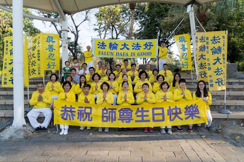 Image for article Merayakan Hari Falun Dafa Sedunia: Praktisi Berterima Kasih kepada Guru Li Hongzhi karena Mengubah Kehidupan Mereka