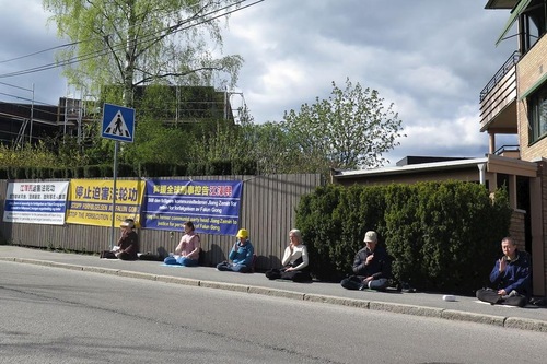 Image for article Norwegia: Para Praktisi Falun Dafa Menggelar Berbagai Kegiatan di Oslo Untuk Memperingati Aksi Damai 25 April