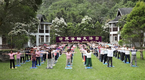 Image for article Taiwan: Praktisi Falun Gong Merayakan Hari Falun Dafa Sedunia di Danau Sun Moon