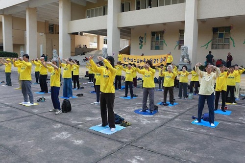Image for article Yilan, Taiwan: Para Warga Lokal Merayakan Falun Gong dan Aksi Protes Damai 21 Tahun Lalu