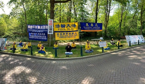 Image for article Belanda: Praktisi Falun Dafa Memperingati Permohonan 25 April Di Luar Kedutaan Besar Tiongkok