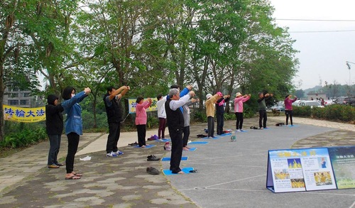 Image for article Chiayi, Taiwan: Praktisi Falun Gong Menyebarkan Sejati-Baik-Sabar 