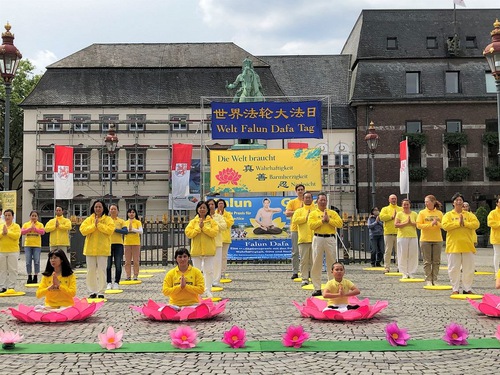 Image for article Jerman: Praktisi di Dusseldorf Merayakan Hari Falun Dafa Sedunia dan Meningkatkan Kesadaran akan Penganiayaan Rezim Komunis