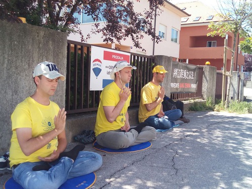 Image for article Kroasia: Praktisi Falun Dafa Mengadakan Protes Damai Di Luar Konsulat Tiongkok