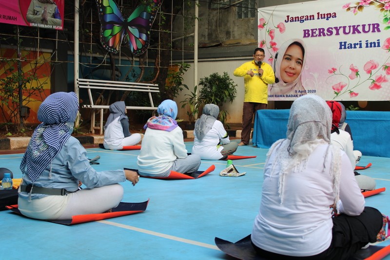 Image for article Jakarta: Memperkenalkan Falun Dafa kepada Kelompok Senam Kelurahan Rawa Badak Selatan