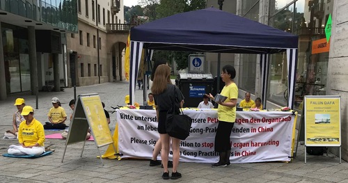 Image for article Stuttgart, Jerman: Warga Mendukung Falun Gong