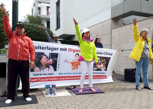 Image for article Düsseldorf, Jerman: Orang-orang Mempelajari Fakta dari Praktisi Falun Gong di Dekat Konsulat Tiongkok