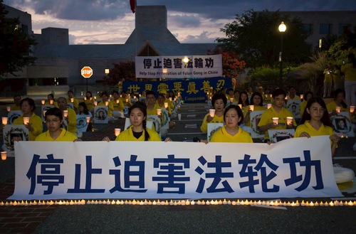 Image for article Washington DC: Praktisi Falun Dafa Melakukan Nyala Lilin di Depan Kedutaan Besar Tiongkok