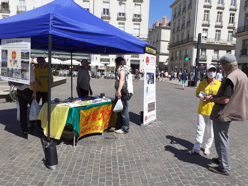 Image for article Prancis: Penduduk Nantes Menandatangani Petisi untuk Menghentikan Penganiayaan Terhadap Falun Gong di Tiongkok 