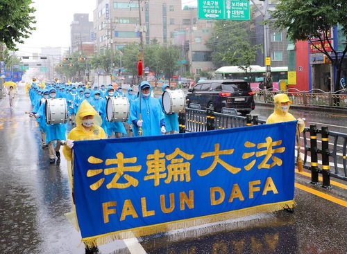 Image for article Korea Selatan: Parade Besar yang Langka Selama Pandemi Menyentuh Hati Penonton