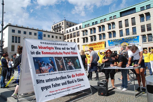 Image for article Berlin, Jerman: Orang-orang Menemukan Harapan dari Falun Dafa