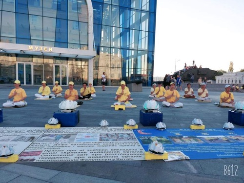 Image for article Hari Kemerdekaan Ukraina: Praktisi Falun Dafa MeningkatkanKesadaran Publik Akan Penganiayaan di Tiongkok