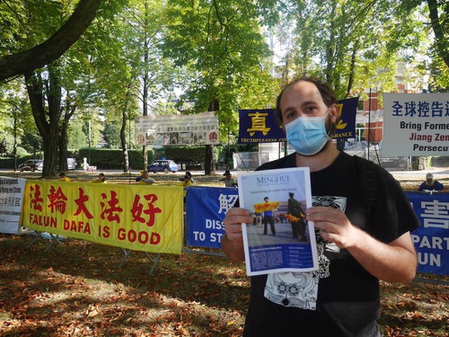 Image for article Belgia: Orang-Orang Mengecam Penganiayaan Falun Dafa Selama Acara di Kedutaan Besar Tiongkok